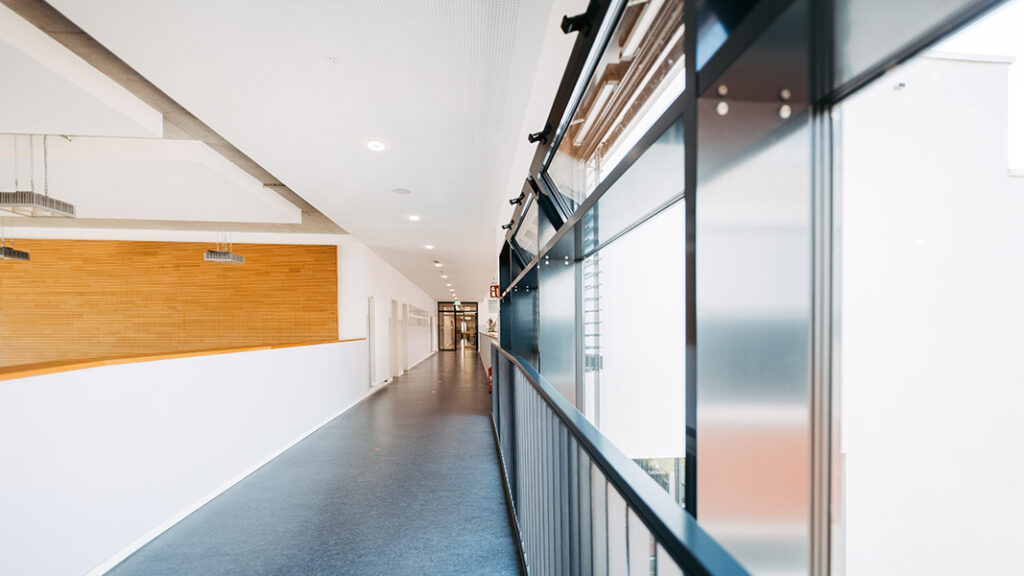Leerer moderner Schulflur im ersten Stock der Messelbergschule
