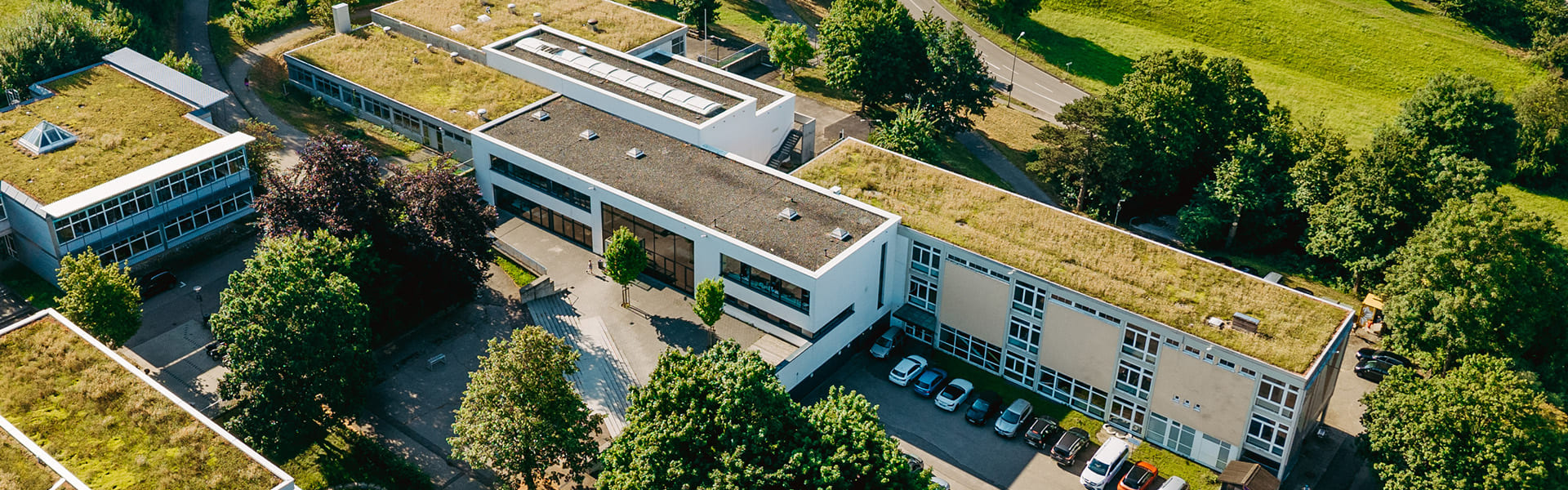 Der moderne Schulkomplex der Messelbergschule von der Luft aus fotografiert