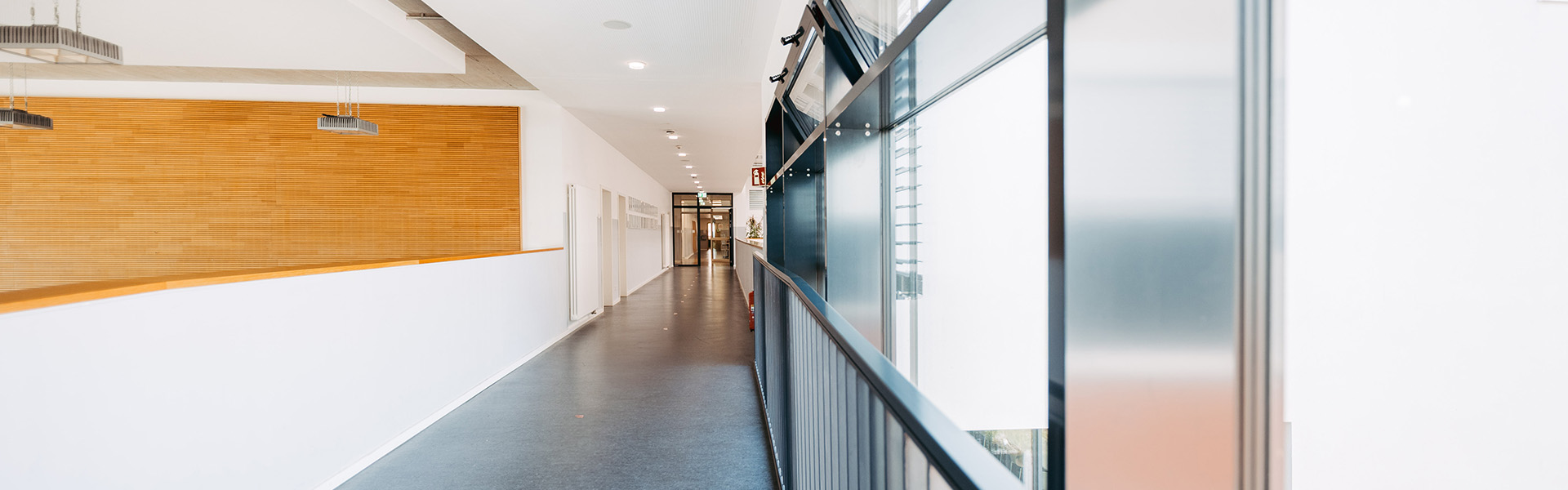 Leerer Flur in einem modernen Schulgebäude