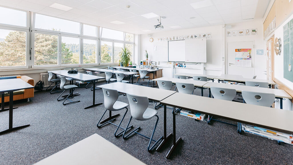 Modernes, helles, leeres Klassenzimmer mit Blick auf ein Whiteboard