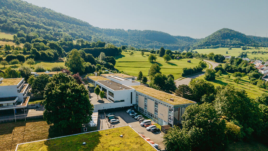 Luftaufnahme auf den Gebäudekomplex der Messelbergschule