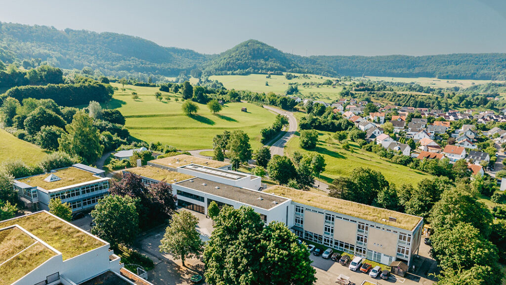 Luftaufnahme mit Blick auf den Messelberg und den Gebäudekomplex der Messelberschule, im Hintergrund sind Häuser der Stadt Donzdorf zu sehen