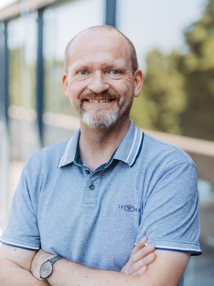Potrait vor dem Schulgebäude von Martin Schmidt