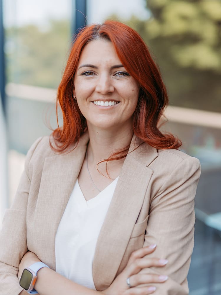 Portrait vor dem Schulgebäude von Leila Wähner