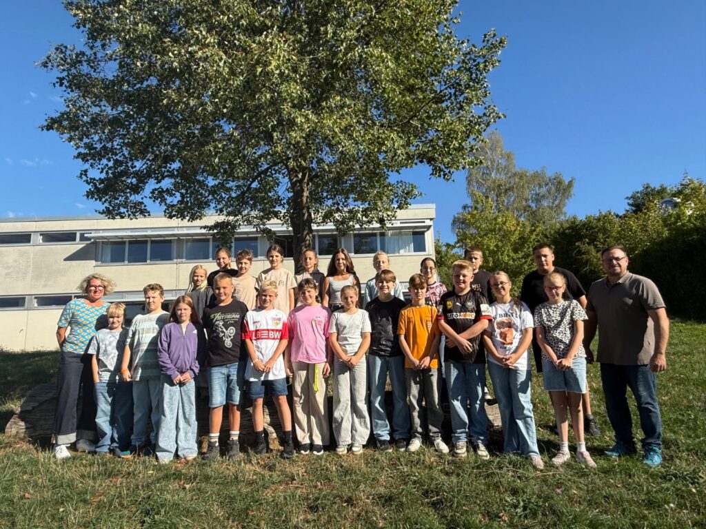 Bild der Klasse 5a vor dem Schulgebäude