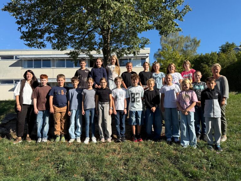 Bild der Klasse 5b vor dem Schulgebäude.